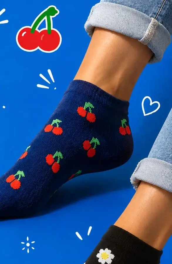 Media tobillera azul con estampado de cerezas