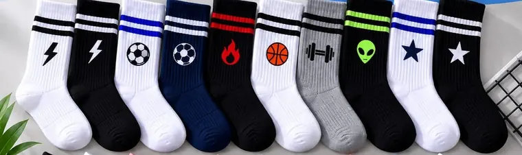 Fila de medias personalizadas con íconos de rayo, balón, fuego y estrella